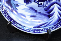 深みのある藍色の染付で山水図を描いた古伊万里焼の大皿 DC8930