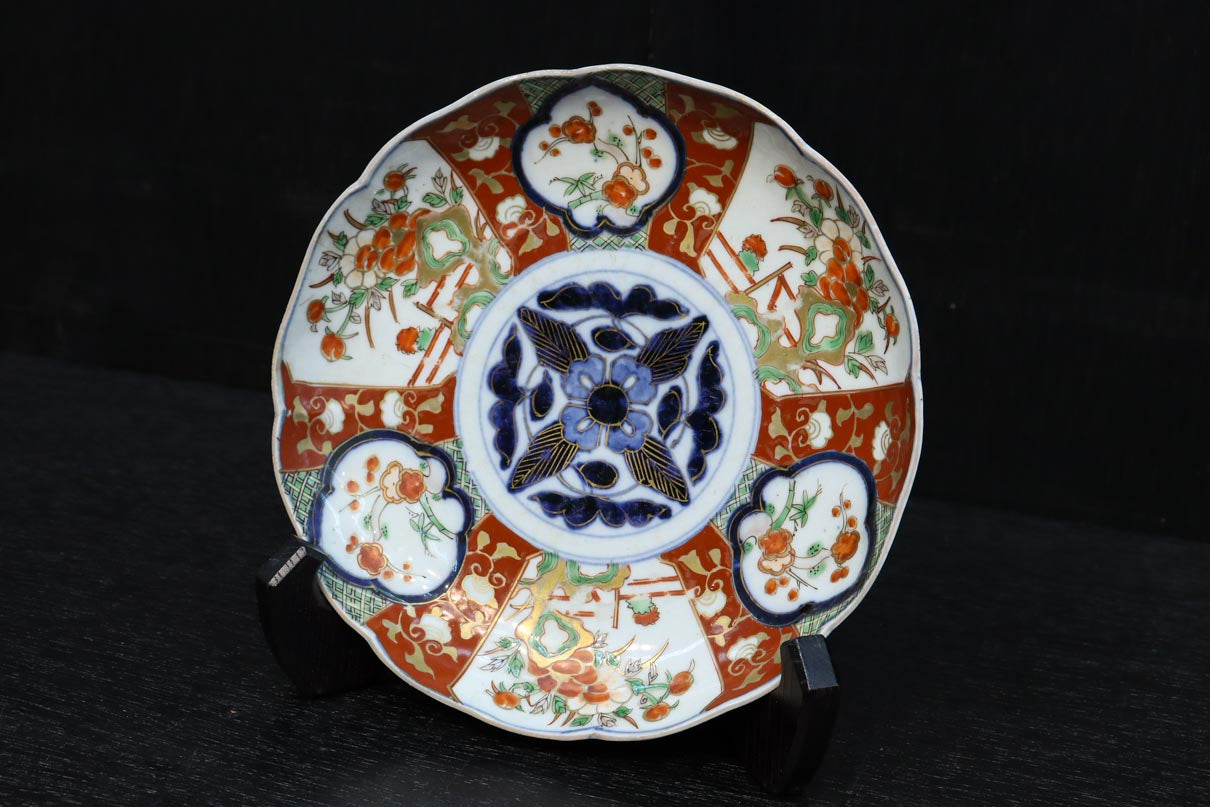 鮮やかな色彩で花柄模様を華やかに描いた古伊万里の中皿 DC8931 在庫3
