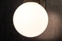 柔和な明かりで周囲を優しく照らす球体型のブラケット DC8939