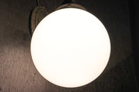 柔和な明かりで周囲を優しく照らす球体型のブラケット DC8939