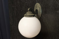 柔和な明かりで周囲を優しく照らす球体型のブラケット DC8939