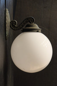 柔和な明かりで周囲を優しく照らす球体型のブラケット DC8939