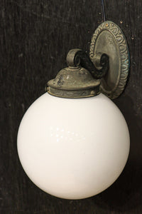 柔和な明かりで周囲を優しく照らす球体型のブラケット DC8939