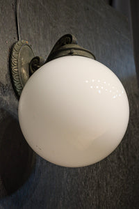 柔和な明かりで周囲を優しく照らす球体型のブラケット DC8939