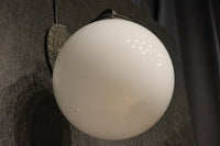 柔和な明かりで周囲を優しく照らす球体型のブラケット DC8939