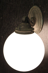 柔和な明かりで周囲を優しく照らす球体型のブラケット DC8939