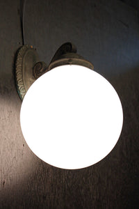 柔和な明かりで周囲を優しく照らす球体型のブラケット DC8939