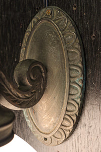 柔和な明かりで周囲を優しく照らす球体型のブラケット DC8939