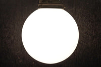 柔和な明かりで周囲を優しく照らす球体型のブラケット DC8939