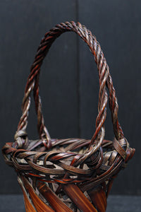 温かみのある色彩で美しいシルエットの花籠 DC8953