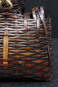 一輪挿しに!! 小型の壁掛け竹編み花カゴ DC8954