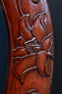 朱漆の花柄で華やかな面持ちの鎌倉彫の壁掛け鏡 DC8957