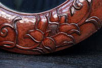 朱漆の花柄で華やかな面持ちの鎌倉彫の壁掛け鏡 DC8957