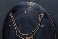 朱漆の花柄で華やかな面持ちの鎌倉彫の壁掛け鏡 DC8957