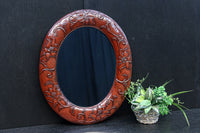 朱漆の花柄で華やかな面持ちの鎌倉彫の壁掛け鏡 DC8957