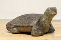 素朴な雰囲気のカメの石像 DC8975