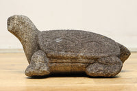 素朴な雰囲気のカメの石像 DC8975