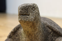 素朴な雰囲気のカメの石像 DC8975