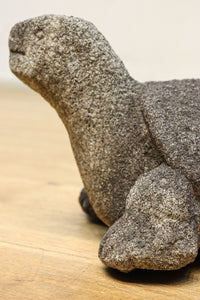 素朴な雰囲気のカメの石像 DC8975