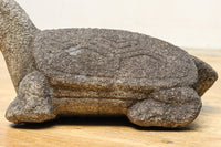 素朴な雰囲気のカメの石像 DC8975