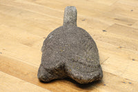 素朴な雰囲気のカメの石像 DC8975
