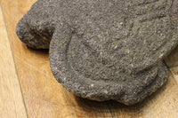 素朴な雰囲気のカメの石像 DC8975