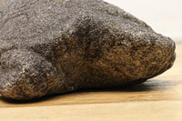 素朴な雰囲気のカメの石像 DC8975