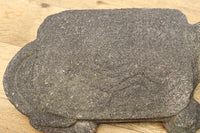 素朴な雰囲気のカメの石像 DC8975