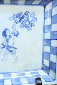 それぞれの人物画に連なる物語が浮かぶ小型角皿 DC9270a-e 在庫(a:1 b:1 c:1 d:1 e:1)枚