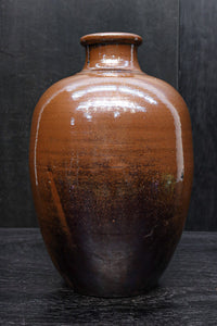 時代を重ねた味わい深い色彩で艶やかな面持ちの花器 DC9495
