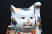 親子の様な三毛猫と黒猫の招き猫 DC9692
