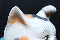 親子の様な三毛猫と黒猫の招き猫 DC9692