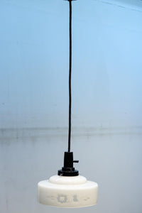 小鳥と梅の可愛らしい透かし絵が浮かぶレトロな雰囲気の電笠 DC9744