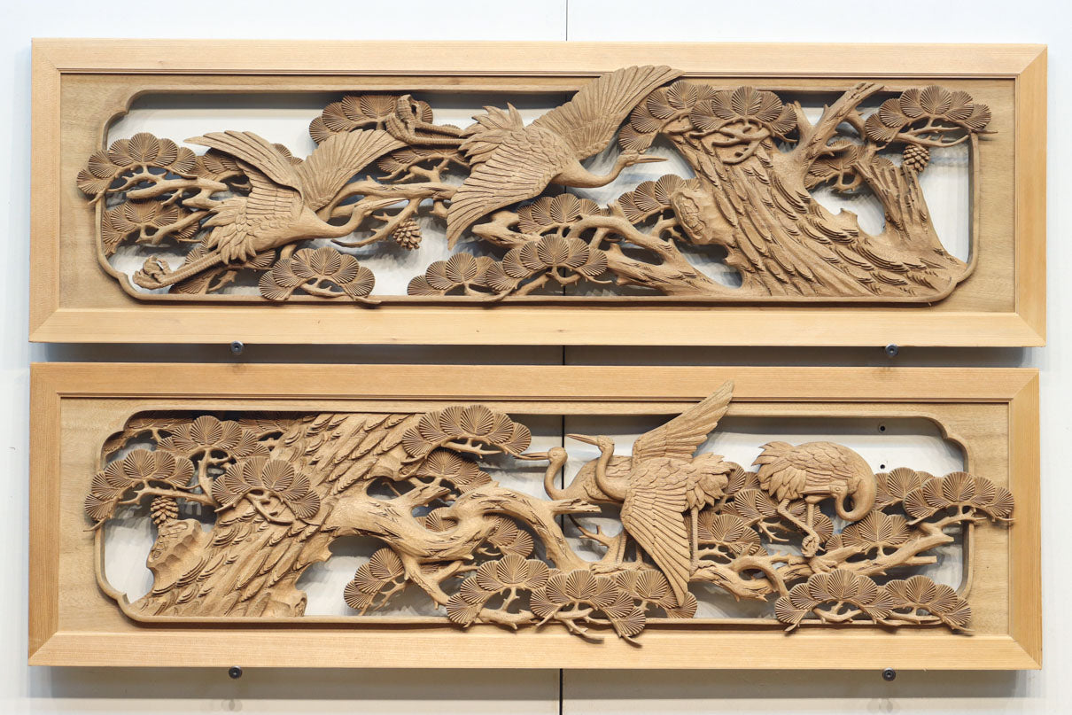 木枠の中に松と鶴を敷き詰めた重厚な深彫り彫刻中型欄間 EZ1681ab 在庫 