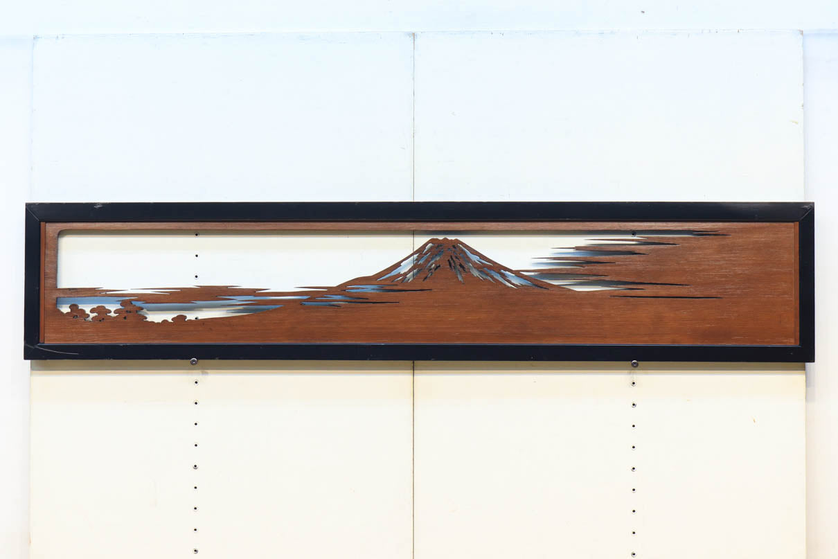 黒枠に立派な富士の透か絵が浮かぶ欄間　EZ1734　在庫1枚