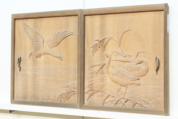 羽を休める雁の群れを優雅に描いた木地色井波彫刻建具　EZ1869　在庫2枚1組