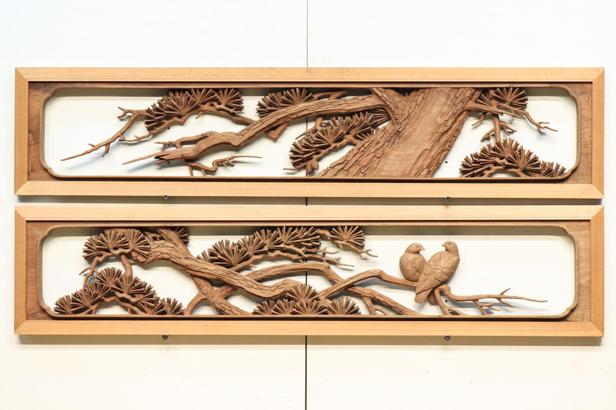 松と二羽の鳥が佇む風情ある風景を描いた深彫彫刻欄間セット EZ1878ab ...