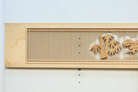 中央窓絵に縁起良い彫刻装飾を備えた縦繁欄間素材 EZ1991ab 在庫(a:0 b:1)枚