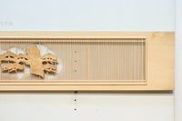 中央窓絵に縁起良い彫刻装飾を備えた縦繁欄間素材 EZ1991ab 在庫(a:0 b:1)枚