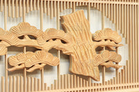 中央窓絵に縁起良い彫刻装飾を備えた縦繁欄間素材 EZ1991ab 在庫(a:0 b:1)枚