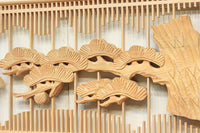 中央窓絵に縁起良い彫刻装飾を備えた縦繁欄間素材 EZ1991ab 在庫(a:0 b:1)枚