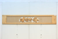 中央窓絵に縁起良い彫刻装飾を備えた縦繁欄間素材 EZ1991ab 在庫(a:0 b:1)枚