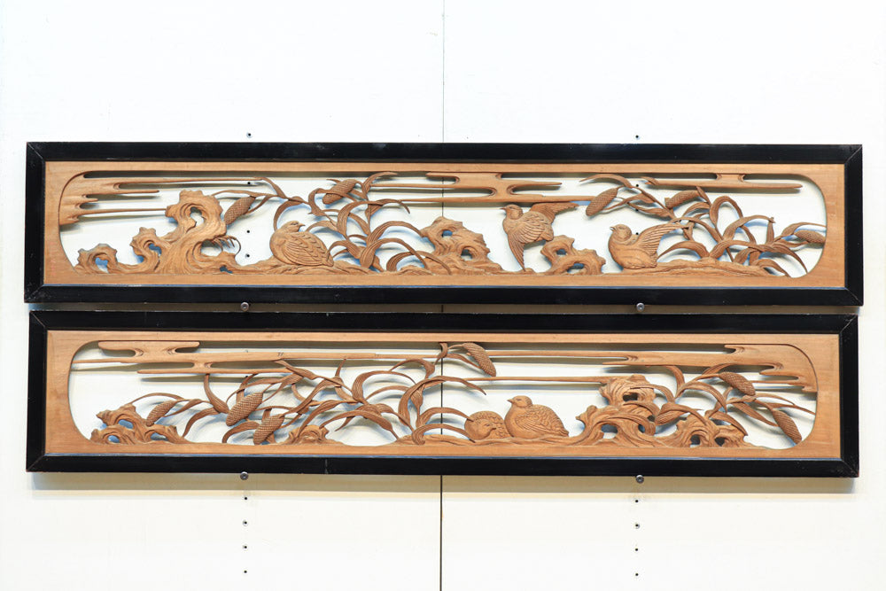 ガマの穂の側で戯れる鳥の姿を描く仄々とした彫刻欄間 EZ2041ab 在庫(a