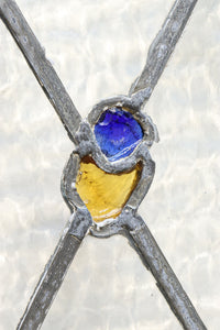 小さなステンドグラスが可愛らしいレトロモダンなガラス窓 EZ2484 在庫1セット