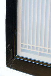 幅776ミリ!! 黒枠で和の風情溢れる小型縦繁欄間 EZ2582 在庫1枚