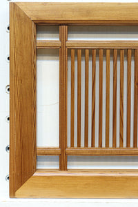 井桁枠で縦繁を囲い上品な面持ちある小型欄間 EZ2586 在庫1枚