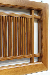 井桁枠で縦繁を囲い上品な面持ちある小型欄間 EZ2586 在庫1枚