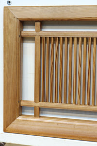 井桁枠で縦繁を囲い上品な面持ちある小型欄間 EZ2586 在庫1枚