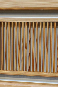 井桁枠で縦繁を囲い上品な面持ちある小型欄間 EZ2586 在庫1枚