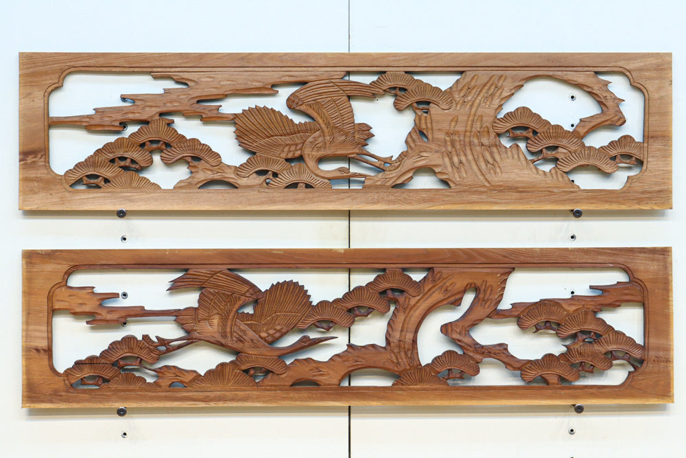 幅1160ミリ!! 優雅な鶴の姿を松の木に添えた中型彫刻欄間素材